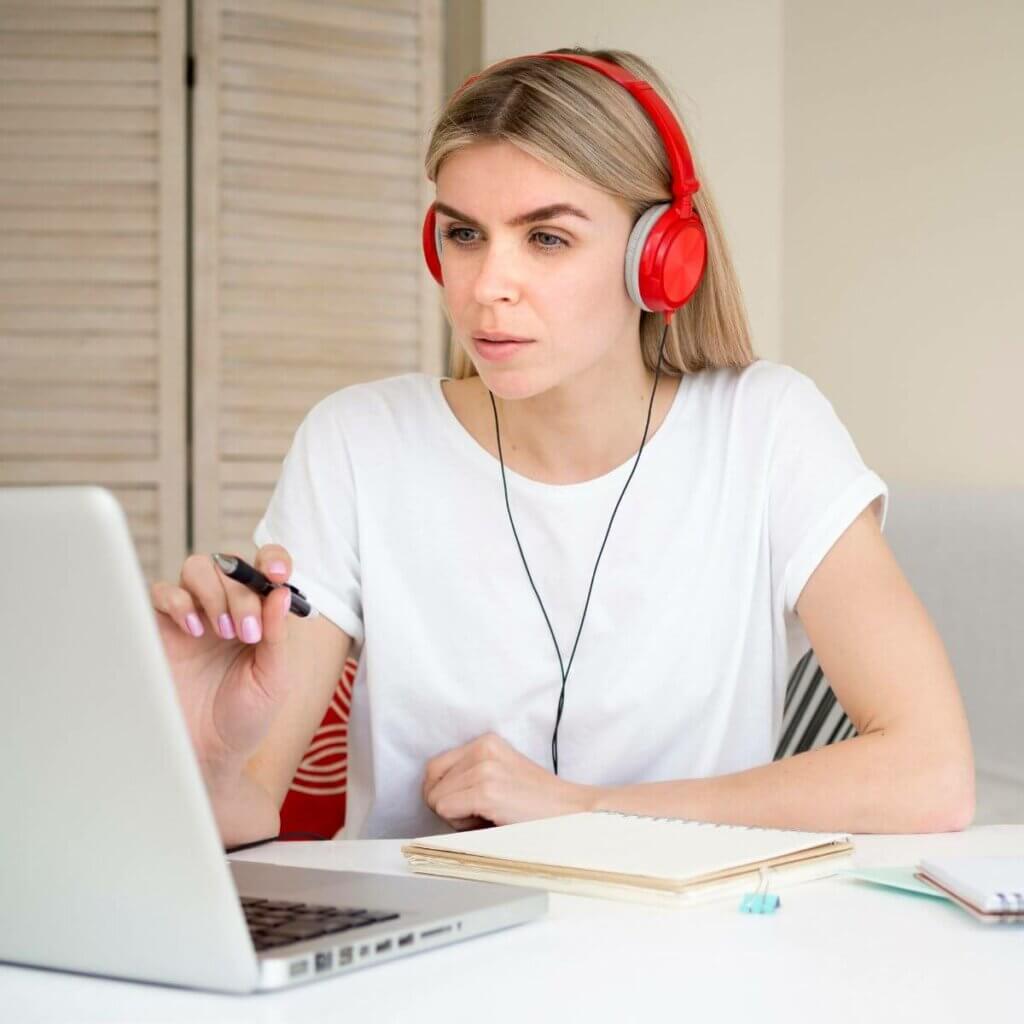 Medarbetare som koncentrerat arbetar framför dator med headset